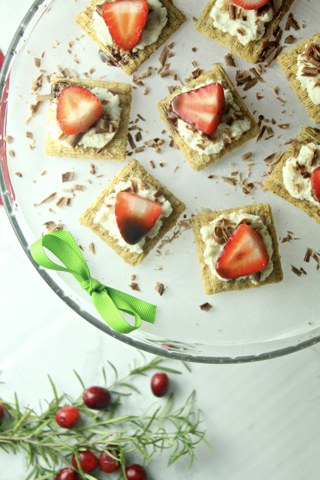 Need a quick party appetizer or snack that's perfect for your next holiday party? Try my recipe for Triscuit Cheese and Chocolate-Dipped Strawberries! #HolidaysWithTriscuit #IC #AD