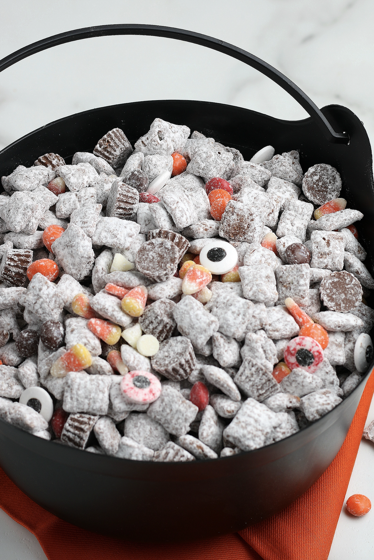 how to make Halloween muddy buddies 