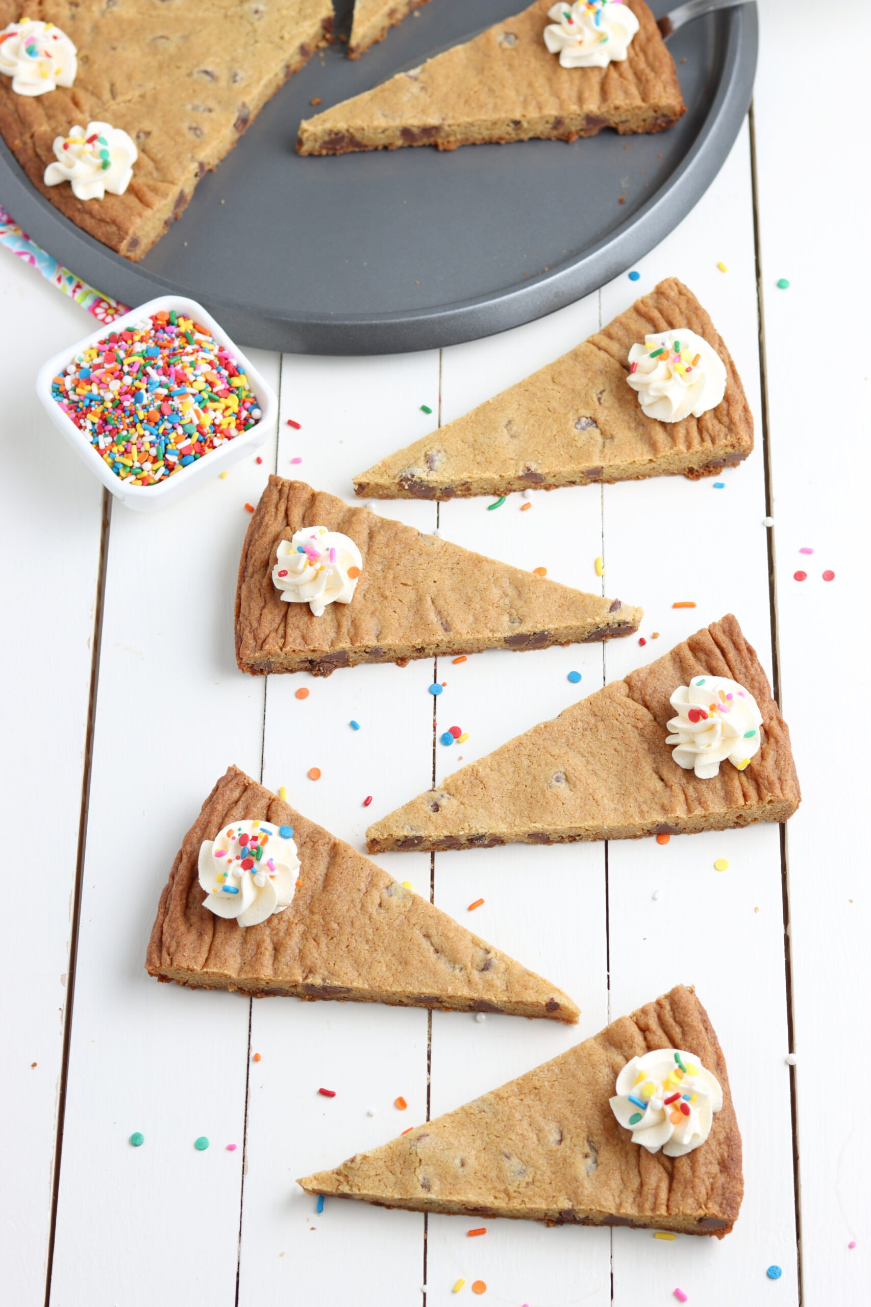 chocolate chip cookie pizza 