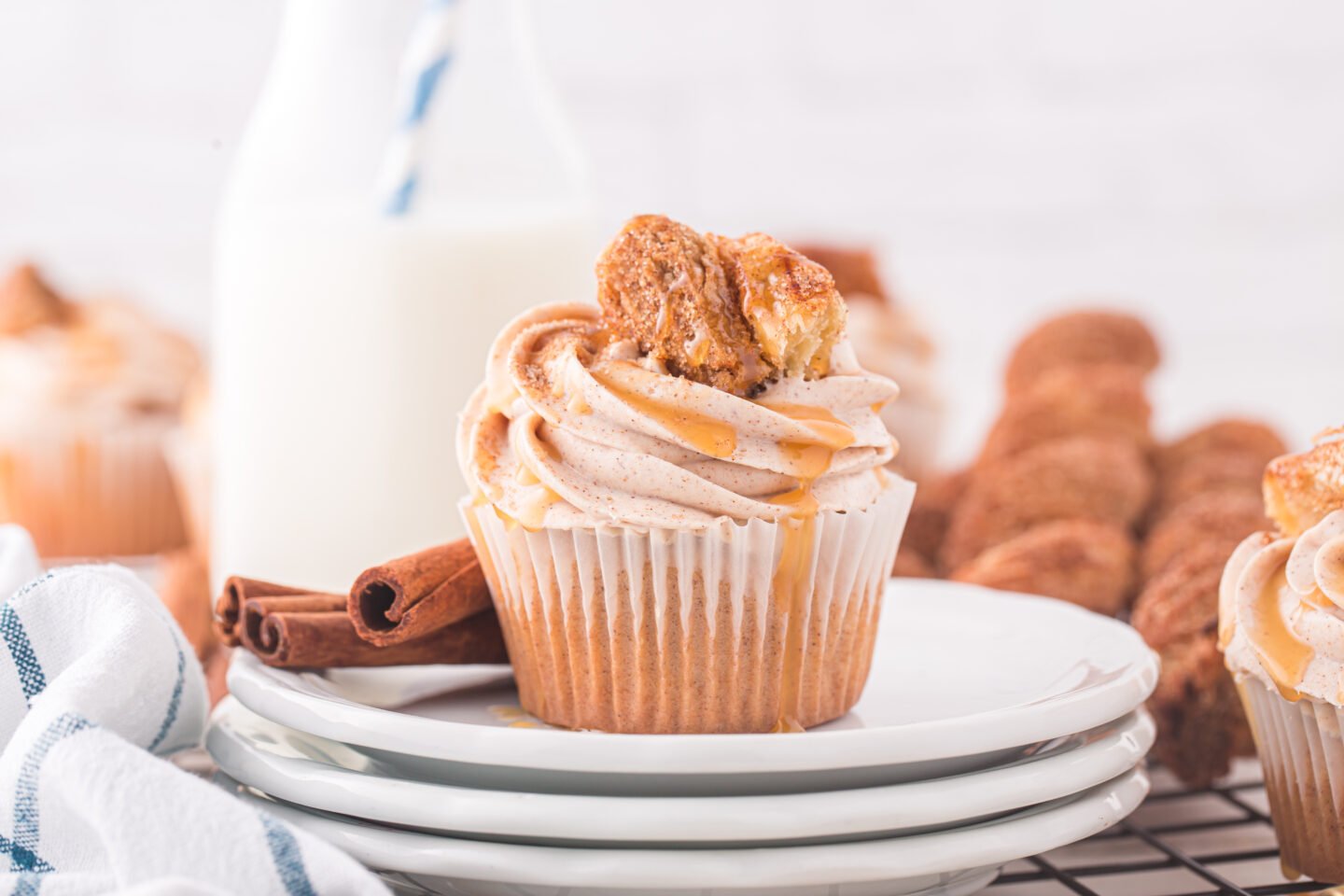 churro cupcakes with cream cheese frosting 