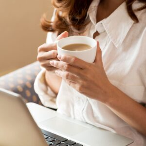 8 Simple Money Habits That Help Busy Moms Stay Financially Organized