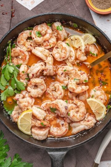 garlic butter shrimp recipe in skillet with lemon and parsley
